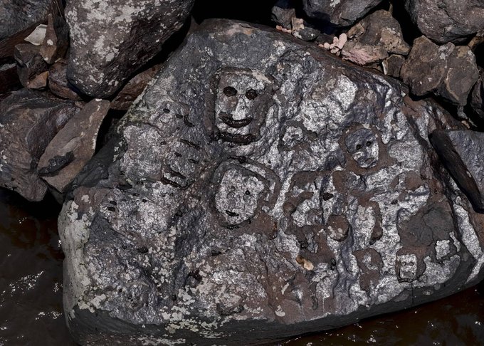 Pinturas rupestres amazônicas, Caretas do Rio Manaus, Arqueologia subaquática, Civilizações antigas na Amazônia, Arte rupestre submersa, Rios Negro e Amazonas, Seca e descobertas arqueológicas, Significado das pinturas rupestres, História submersa da Amazônia, Emoções nas Caretas, Megafauna na Idade do Gelo, Desafios da arqueologia fluvial, Mudanças climáticas e sítios arqueológicos, Expedição subaquática na floresta amazônica, Preservação de petróglifos, Impacto do Rio Negro nas descobertas, Técnicas de datação em arte rupestre, História da ocupação humana na Amazônia, Sociedades antigas em períodos de seca, Confluência dos rios e patrimônio histórico.