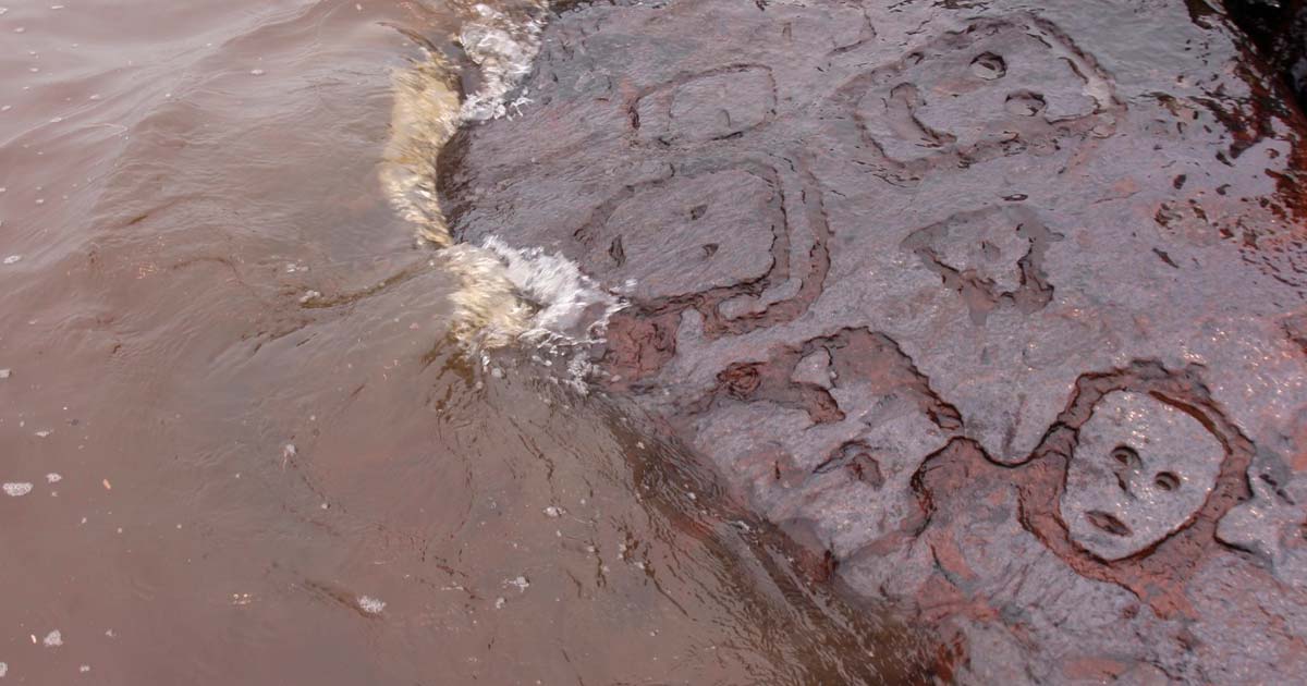  Pinturas rupestres amazônicas, Caretas do Rio Manaus, Arqueologia subaquática, Civilizações antigas na Amazônia, Arte rupestre submersa, Rios Negro e Amazonas, Seca e descobertas arqueológicas, Significado das pinturas rupestres, História submersa da Amazônia, Emoções nas Caretas, Megafauna na Idade do Gelo, Desafios da arqueologia fluvial, Mudanças climáticas e sítios arqueológicos, Expedição subaquática na floresta amazônica, Preservação de petróglifos, Impacto do Rio Negro nas descobertas, Técnicas de datação em arte rupestre, História da ocupação humana na Amazônia, Sociedades antigas em períodos de seca, Confluência dos rios e patrimônio histórico.