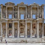Estruturas Romanas Grã-Bretanha, Muralha de Adriano, Vindolanda, Arquitetura Romana, Vida Cotidiana Romana, Patrimônio Histórico, Engenharia Romana, Tábuas de Vindolanda, Legado Romano, Turismo Arqueológico, Escrita Latina Antiga, Fortificações Romanas, Experiência de Viagem no Tempo, Preservação de Sítios Arqueológicos, Império Romano na Grã-Bretanha, Descobertas Arqueológicas, Vida Militar Romana, Artefatos Romanos, Ruínas Romanas, Fronteira do Império