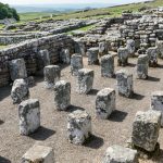 Estruturas Romanas Grã-Bretanha, Muralha de Adriano, Vindolanda, Arquitetura Romana, Vida Cotidiana Romana, Patrimônio Histórico, Engenharia Romana, Tábuas de Vindolanda, Legado Romano, Turismo Arqueológico, Escrita Latina Antiga, Fortificações Romanas, Experiência de Viagem no Tempo, Preservação de Sítios Arqueológicos, Império Romano na Grã-Bretanha, Descobertas Arqueológicas, Vida Militar Romana, Artefatos Romanos, Ruínas Romanas, Fronteira do Império