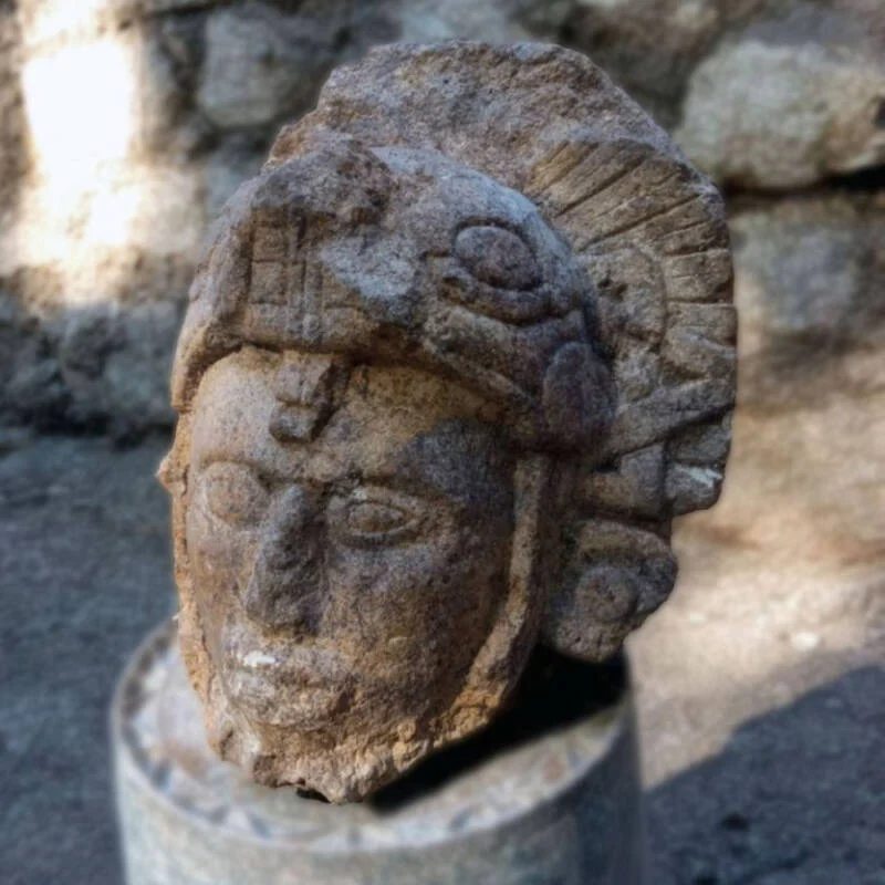 Descoberta arqueológica em Chichen Itza, Guerreiro maia esculpido, Artefato do Clássico Tardio, Hieróglifos do Templo 6, Simbolismo da serpente maia, Diego Prieto Hernández, Ritual cerimonial em Chichen Itza, Kukulcán e mitologia maia, Esculturas raras maias, Câmara do Complexo Casa Colorada, Cocar de penas e capacete de serpente, Cultura maia e Clássico Tardio, Descobertas arqueológicas no México, Ek Balam e governantes maias, População de Chichen Itza no Clássico Tardio, Troca de pele na iconografia maia, Relação entre guerreiros e cerimônias religiosas, Significado da serpente emplumada, Civilização maia além de Chichen Itza, Projetos futuros de exploração arqueológica.