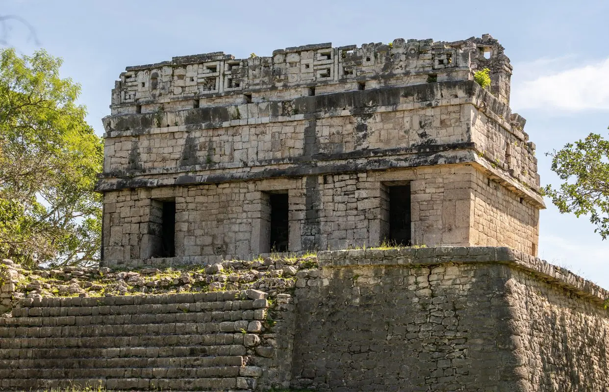 Descoberta arqueológica em Chichen Itza, Guerreiro maia esculpido, Artefato do Clássico Tardio, Hieróglifos do Templo 6, Simbolismo da serpente maia, Diego Prieto Hernández, Ritual cerimonial em Chichen Itza, Kukulcán e mitologia maia, Esculturas raras maias, Câmara do Complexo Casa Colorada, Cocar de penas e capacete de serpente, Cultura maia e Clássico Tardio, Descobertas arqueológicas no México, Ek Balam e governantes maias, População de Chichen Itza no Clássico Tardio, Troca de pele na iconografia maia, Relação entre guerreiros e cerimônias religiosas, Significado da serpente emplumada, Civilização maia além de Chichen Itza, Projetos futuros de exploração arqueológica.