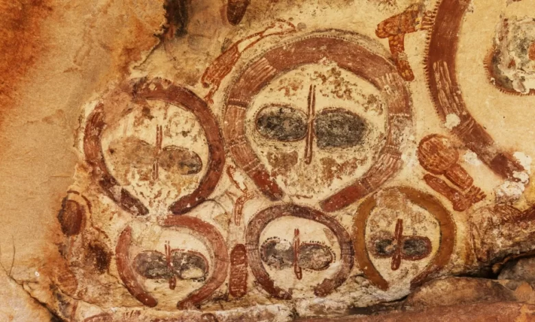 Representações extraterrestres em arte rupestre, Códigos ancestrais de comunicação cósmica, Encontros intergalácticos na pré-história, Petroglifos e suas similitudes globais, Mensagens gravadas em pedra por antigos alienígenas, Tecnologia avançada em pinturas rupestres, Desvendando símbolos misteriosos da ufologia, Artefatos extraterrestres em pinturas rupestres, Significados simbólicos nas pinturas antigas, Mitos e crenças espirituais ligados a alienígenas, Evolução da ufologia e estudos arqueológicos, Simbolismo extraterrestre nas culturas antigas, Teorias contemporâneas sobre vida extraterrestre, Impacto cultural das descobertas ufológicas, Astronáutica pré-histórica e tecnologias antigas, Comparação iconográfica de representações alienígenas, Entrevistas etnográficas e tradições orais sobre visitantes estelares, Exploração de narrativas mitológicas de diferentes culturas, Desafios na decifração de símbolos cósmicos, Interseção entre arte rupestre e realidade cósmica.