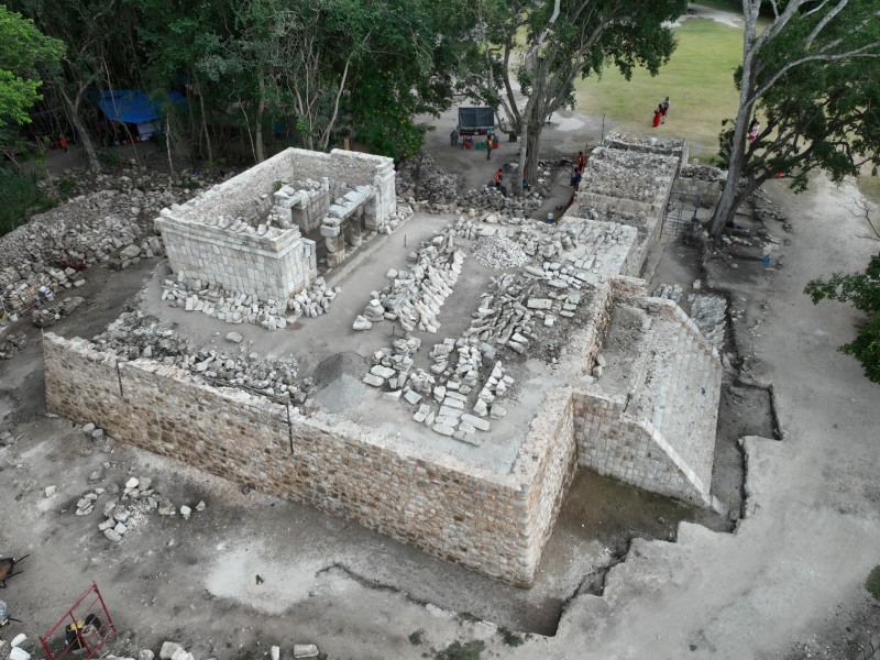 Descoberta arqueológica em Chichen Itza, Guerreiro maia esculpido, Artefato do Clássico Tardio, Hieróglifos do Templo 6, Simbolismo da serpente maia, Diego Prieto Hernández, Ritual cerimonial em Chichen Itza, Kukulcán e mitologia maia, Esculturas raras maias, Câmara do Complexo Casa Colorada, Cocar de penas e capacete de serpente, Cultura maia e Clássico Tardio, Descobertas arqueológicas no México, Ek Balam e governantes maias, População de Chichen Itza no Clássico Tardio, Troca de pele na iconografia maia, Relação entre guerreiros e cerimônias religiosas, Significado da serpente emplumada, Civilização maia além de Chichen Itza, Projetos futuros de exploração arqueológica.