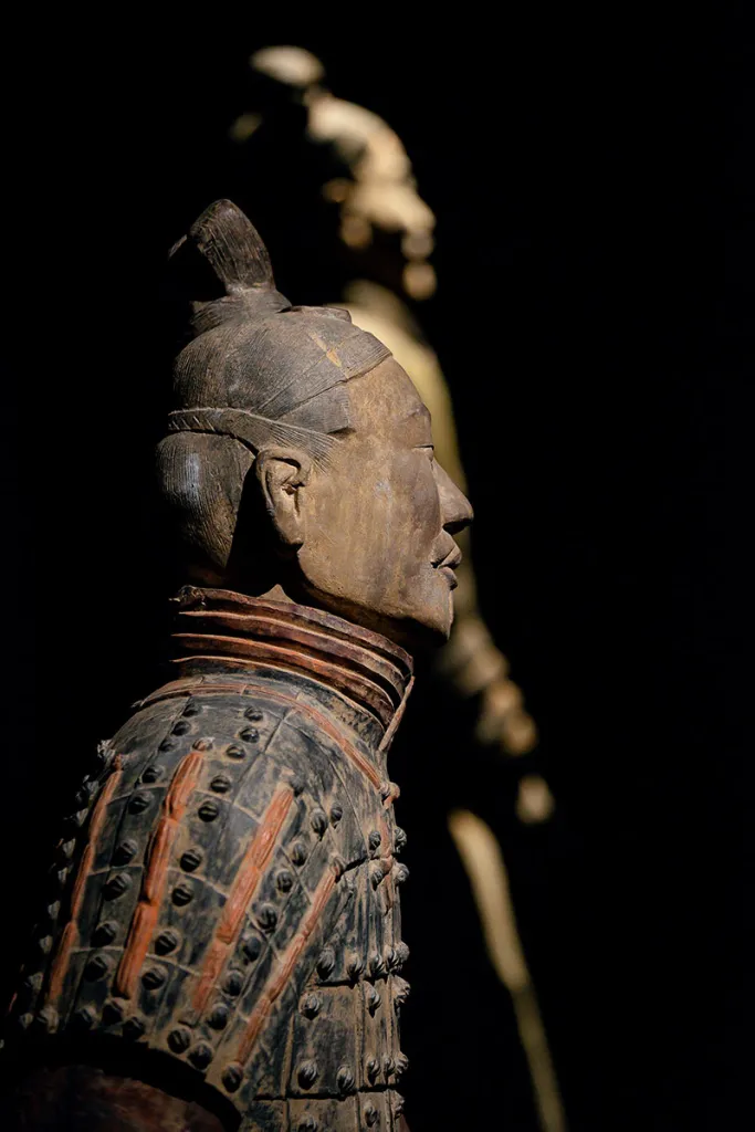 Guerreiros de Terracota restauração, Artesãos na China antiga esculturas, Técnica de pintura original Guerreiros de Terracota, Significado cultural Guerreiros de Terracota, Desafios de preservação em esculturas antigas, História da Dinastia Qin, Arquitetura de túmulos na antiguidade chinesa, Qin Shi Huang túmulo segredos, Sima Qian historiador dinastia Han, Mercúrio na tumba imperador chinês, Experiência única túmulo antigo China, Arqueologia na Dinastia Qin esculturas, Significado espiritual Guerreiros de Terracota, Técnicas de escultura artesãos chineses antigos, Cultura chinesa durante a Dinastia Qin, Pérolas no túmulo Qin Shi Huang, Desaparecimento das cores vibrantes esculturas, Preservação de artefatos antigos China, Construção de túmulos na antiga China, Visita ao Museu do Exército de Terracota em Xi'an.
