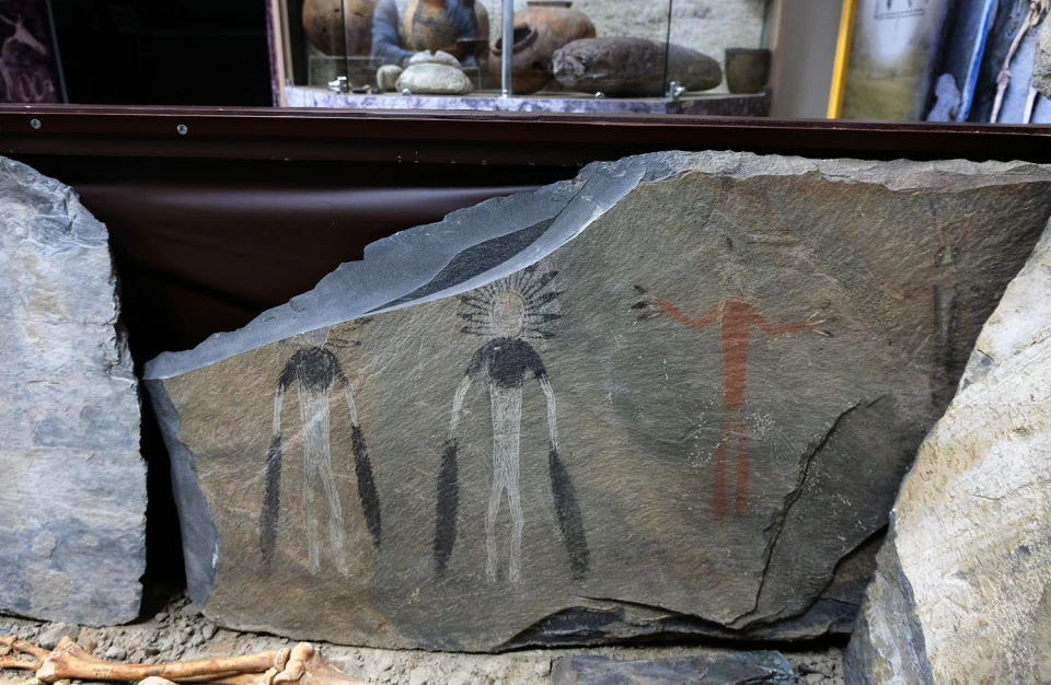 Representações extraterrestres em arte rupestre, Códigos ancestrais de comunicação cósmica, Encontros intergalácticos na pré-história, Petroglifos e suas similitudes globais, Mensagens gravadas em pedra por antigos alienígenas, Tecnologia avançada em pinturas rupestres, Desvendando símbolos misteriosos da ufologia, Artefatos extraterrestres em pinturas rupestres, Significados simbólicos nas pinturas antigas, Mitos e crenças espirituais ligados a alienígenas, Evolução da ufologia e estudos arqueológicos, Simbolismo extraterrestre nas culturas antigas, Teorias contemporâneas sobre vida extraterrestre, Impacto cultural das descobertas ufológicas, Astronáutica pré-histórica e tecnologias antigas, Comparação iconográfica de representações alienígenas, Entrevistas etnográficas e tradições orais sobre visitantes estelares, Exploração de narrativas mitológicas de diferentes culturas, Desafios na decifração de símbolos cósmicos, Interseção entre arte rupestre e realidade cósmica.