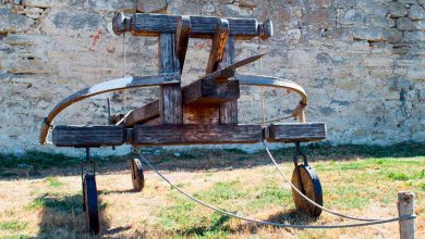 Arqueologia militar romana, Descobertas em Burnswark, Estratégias de guerra na Idade do Ferro, Tecnologia militar antiga, Manubalista romano, Muralha de Adriano, Armas de destruição em massa antigas, Batalhas históricas na Grã-Bretanha, Engenharia militar avançada, Artefatos militares romanos, Parafusos de precisão em arqueologia, Flexibilidade tática em batalhas antigas, Imperialismo romano, Estratégias defensivas na Roma Antiga, Impacto das armas antigas na história, Maquinaria militar romana, Avanços tecnológicos na Idade do Ferro, Armas estratégicas da antiguidade, Máquinas de guerra romanas, História da fronteira norte do Império Romano.