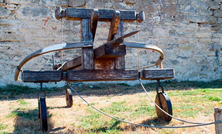 Arqueologia militar romana, Descobertas em Burnswark, Estratégias de guerra na Idade do Ferro, Tecnologia militar antiga, Manubalista romano, Muralha de Adriano, Armas de destruição em massa antigas, Batalhas históricas na Grã-Bretanha, Engenharia militar avançada, Artefatos militares romanos, Parafusos de precisão em arqueologia, Flexibilidade tática em batalhas antigas, Imperialismo romano, Estratégias defensivas na Roma Antiga, Impacto das armas antigas na história, Maquinaria militar romana, Avanços tecnológicos na Idade do Ferro, Armas estratégicas da antiguidade, Máquinas de guerra romanas, História da fronteira norte do Império Romano.