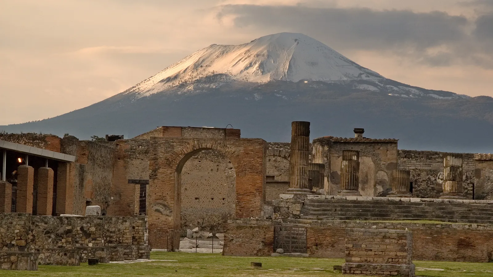 Arqueologia de Pompéia, Cronologia dos Eventos em Pompéia, Técnica de Fundição de Gesso, Erupção do Monte Vesúvio em 79 DC, Vida Cotidiana em Cidades Romanas, Moldes Tridimensionais em Arqueologia, História da Fundação de Pompéia, Descobertas Arqueológicas em Pompéia, Ciência e Arte na Preservação Histórica, Catástrofe Vulcânica em Pompéia, Escavações e Redescoberta de Pompéia, Artefatos da Roma Antiga, Resiliência da História de Pompéia, Cidades Soterradas por Cinzas Vulcânicas, Reflexões sobre a Fragilidade da Vida, Impacto da Fundição de Gesso na Pesquisa, História das Eruptações Vulcânicas, Desafios e Sucessos em Escavações Arqueológicas, Vulcanologia e Civilizações Antigas, Reconstrução Histórica através dos Moldes de Gesso.