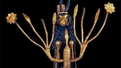 Arte suméria em madeira, Esculturas religiosas mesopotâmicas, Cemitério Real de Ur, Leonard Wooley e Ur, Civilização suméria 2600-2400 a.C., Significado de Carneiro em um Matagal, Oferendas a deuses sumérios, Lápis-lazúli em arte antiga, Influência religiosa na arte suméria, Museu Britânico e Carneiro em um Matagal, Origens da metalurgia suméria, Arqueologia mesopotâmica, Deusa Inanna e rituais sumérios, Artesanato em folha de ouro na Mesopotâmia, Civilização suméria e cuneiforme, Rituais funerários em Ur, Esculturas separadas de Ur em museus, Avanço tecnológico em 2600 a.C., Mistérios da cidade antiga de Ur, Impacto da arte suméria na história humana