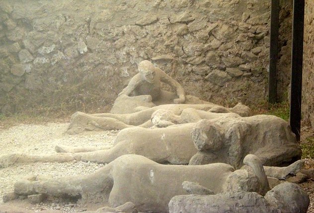 Arqueologia de Pompéia, Cronologia dos Eventos em Pompéia, Técnica de Fundição de Gesso, Erupção do Monte Vesúvio em 79 DC, Vida Cotidiana em Cidades Romanas, Moldes Tridimensionais em Arqueologia, História da Fundação de Pompéia, Descobertas Arqueológicas em Pompéia, Ciência e Arte na Preservação Histórica, Catástrofe Vulcânica em Pompéia, Escavações e Redescoberta de Pompéia, Artefatos da Roma Antiga, Resiliência da História de Pompéia, Cidades Soterradas por Cinzas Vulcânicas, Reflexões sobre a Fragilidade da Vida, Impacto da Fundição de Gesso na Pesquisa, História das Eruptações Vulcânicas, Desafios e Sucessos em Escavações Arqueológicas, Vulcanologia e Civilizações Antigas, Reconstrução Histórica através dos Moldes de Gesso.