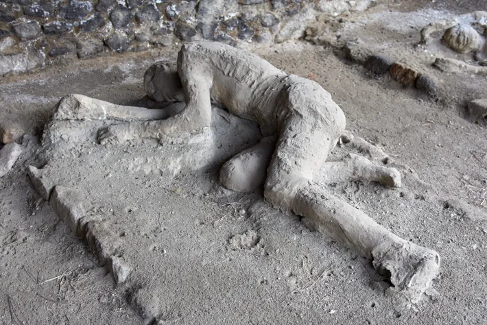 Arqueologia de Pompéia, Cronologia dos Eventos em Pompéia, Técnica de Fundição de Gesso, Erupção do Monte Vesúvio em 79 DC, Vida Cotidiana em Cidades Romanas, Moldes Tridimensionais em Arqueologia, História da Fundação de Pompéia, Descobertas Arqueológicas em Pompéia, Ciência e Arte na Preservação Histórica, Catástrofe Vulcânica em Pompéia, Escavações e Redescoberta de Pompéia, Artefatos da Roma Antiga, Resiliência da História de Pompéia, Cidades Soterradas por Cinzas Vulcânicas, Reflexões sobre a Fragilidade da Vida, Impacto da Fundição de Gesso na Pesquisa, História das Eruptações Vulcânicas, Desafios e Sucessos em Escavações Arqueológicas, Vulcanologia e Civilizações Antigas, Reconstrução Histórica através dos Moldes de Gesso.
