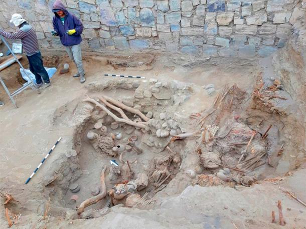 Múmias Peru Antigo, Totens Esculpidos, Sepulturas em Fardos, Horizonte Médio, Pachacámac, Artefatos Cerâmicos, Civilização Pré-Inca, Reinado do Império Wari, Iconografia Tiwanaku, Contato Cultural, Cemitério Pachacámac, Spondylus Princeps, Comércio Antigo, Cultura Lima, Templo Pacha Kamaq, Cultura Ayacucho, Cerâmica Huari, Ritual Wari, Castillo de Huarmey, Arqueologia Andina.