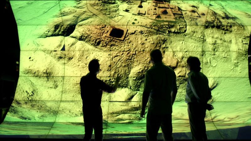 Tecnologia Lidar na arqueologia, Civilização maia descoberta, Megalópole maia oculta, Ruínas maias sob cobertura florestal, Avanços urbanos na civilização maia, Lidar revela segredos arqueológicos, Estruturas defensivas maias, Infraestrutura urbana maia, População maia subestimada, Pirâmide de sete níveis maia, Avanços tecnológicos em escavações, Densidade populacional antiga, Arqueologia com tecnologia avançada, Mistérios da civilização maia, Selva guatemalteca esconde tesouros, Lidar e suas aplicações arqueológicas, História escondida sob vegetação densa, Reavaliação do passado maia, Megalópole perdida na selva, Descobertas Lidar na Guatemala.