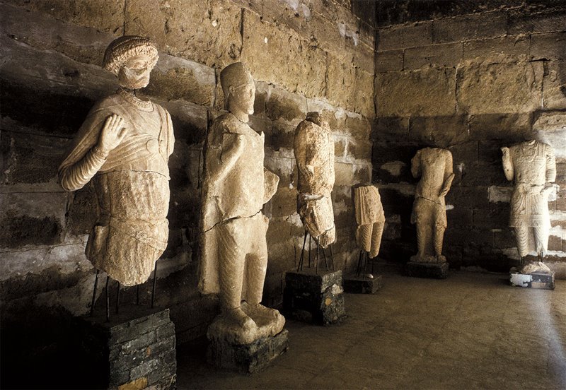 Resistência de Hatra ao Cerco Romano em 117 DC, Arquitetura Hatrene: Maestria e Inovação, Linhagem de Governantes Hatrene, Influência Política e Comercial de Hatra, Fortificações que Desafiam a História, Significado do Nome Hatra, Ruínas de Hatra: Testemunhos do Século II dC, Técnicas Construtivas Inovadoras em Hatra, Descoberta Moderna e Arqueólogos Notáveis, Linhagem de Elkud a Nasru: Governantes de Hatra, Sucessão de Vologases III e Lord Nashrihab, Importância de Hatra nas Rotas Comerciais Partas, Patrimônio Mundial: Reconhecimento da UNESCO, Arte e Escultura Hatrene: Expressões da Civilização, Nome Woron: Chefe de Clã em Hatra, Ctesifonte e Selêucia: Contexto Histórico Romano, Nasru e o Direito de Representar o Grande Rei, Arqueologia Mesopotâmica: Contribuições em Hatra, Guerras Romanas-Partas: Impacto em Hatra, Hatra: Uma Jornada de Florescimento, Resistência e Legado.Resistência de Hatra ao Cerco Romano em 117 DC, Arquitetura Hatrene: Maestria e Inovação, Linhagem de Governantes Hatrene, Influência Política e Comercial de Hatra, Fortificações que Desafiam a História, Significado do Nome Hatra, Ruínas de Hatra: Testemunhos do Século II dC, Técnicas Construtivas Inovadoras em Hatra, Descoberta Moderna e Arqueólogos Notáveis, Linhagem de Elkud a Nasru: Governantes de Hatra, Sucessão de Vologases III e Lord Nashrihab, Importância de Hatra nas Rotas Comerciais Partas, Patrimônio Mundial: Reconhecimento da UNESCO, Arte e Escultura Hatrene: Expressões da Civilização, Nome Woron: Chefe de Clã em Hatra, Ctesifonte e Selêucia: Contexto Histórico Romano, Nasru e o Direito de Representar o Grande Rei, Arqueologia Mesopotâmica: Contribuições em Hatra, Guerras Romanas-Partas: Impacto em Hatra, Hatra: Uma Jornada de Florescimento, Resistência e Legado.