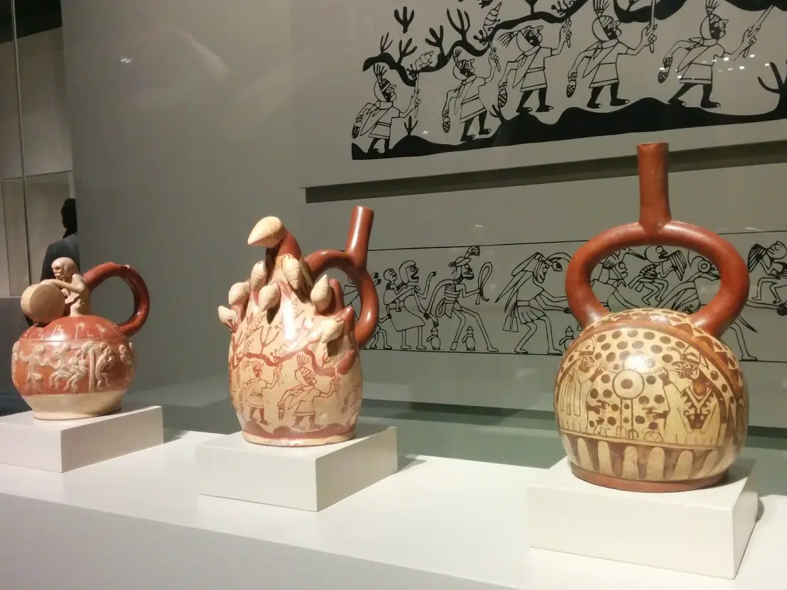 Descobertas Arqueológicas Moche, Complexo de Tumbas Intactas, Civilizações Pré-Incas no Peru, Sepulturas Não Saqueadas Moche, Riquezas Insondáveis da Civilização Mochica, Tesouros do Senhor de Sipán, Museus Especializados em Relíquias Antigas, Pirâmides Moche na Costa Norte do Peru, Rede de Aquedutos Moche, Técnicas de Metalurgia dos Moche, Artefatos Mochicanos, Pinturas e Murais Moche, Cultura e Crenças Moche, Arqueólogo Walter Alva, Descoberta Revolucionária em Huaca Rajada, Estruturas Cerimoniais Andinas, Linhas Cerimoniais Processionais Moche, Cosmologia Moche, Pirâmides de Tijolos de Barro em Huaca Rajada, Plataforma Cerimonial Moche, Mausoléus e Centros Sagrados Moche, Esconderijo de Cerâmica Moche, O Guardião de Huaca Rajada