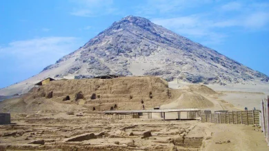 Descobertas Arqueológicas Moche, Complexo de Tumbas Intactas, Civilizações Pré-Incas no Peru, Sepulturas Não Saqueadas Moche, Riquezas Insondáveis da Civilização Mochica, Tesouros do Senhor de Sipán, Museus Especializados em Relíquias Antigas, Pirâmides Moche na Costa Norte do Peru, Rede de Aquedutos Moche, Técnicas de Metalurgia dos Moche, Artefatos Mochicanos, Pinturas e Murais Moche, Cultura e Crenças Moche, Arqueólogo Walter Alva, Descoberta Revolucionária em Huaca Rajada, Estruturas Cerimoniais Andinas, Linhas Cerimoniais Processionais Moche, Cosmologia Moche, Pirâmides de Tijolos de Barro em Huaca Rajada, Plataforma Cerimonial Moche, Mausoléus e Centros Sagrados Moche, Esconderijo de Cerâmica Moche, O Guardião de Huaca Rajada