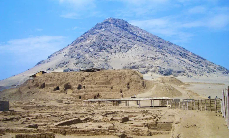 Descobertas Arqueológicas Moche, Complexo de Tumbas Intactas, Civilizações Pré-Incas no Peru, Sepulturas Não Saqueadas Moche, Riquezas Insondáveis da Civilização Mochica, Tesouros do Senhor de Sipán, Museus Especializados em Relíquias Antigas, Pirâmides Moche na Costa Norte do Peru, Rede de Aquedutos Moche, Técnicas de Metalurgia dos Moche, Artefatos Mochicanos, Pinturas e Murais Moche, Cultura e Crenças Moche, Arqueólogo Walter Alva, Descoberta Revolucionária em Huaca Rajada, Estruturas Cerimoniais Andinas, Linhas Cerimoniais Processionais Moche, Cosmologia Moche, Pirâmides de Tijolos de Barro em Huaca Rajada, Plataforma Cerimonial Moche, Mausoléus e Centros Sagrados Moche, Esconderijo de Cerâmica Moche, O Guardião de Huaca Rajada
