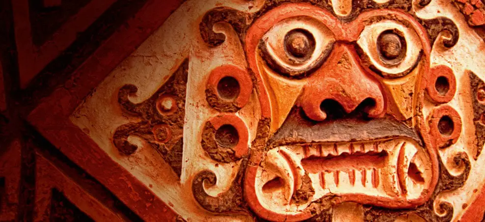 Descobertas Arqueológicas Moche, Complexo de Tumbas Intactas, Civilizações Pré-Incas no Peru, Sepulturas Não Saqueadas Moche, Riquezas Insondáveis da Civilização Mochica, Tesouros do Senhor de Sipán, Museus Especializados em Relíquias Antigas, Pirâmides Moche na Costa Norte do Peru, Rede de Aquedutos Moche, Técnicas de Metalurgia dos Moche, Artefatos Mochicanos, Pinturas e Murais Moche, Cultura e Crenças Moche, Arqueólogo Walter Alva, Descoberta Revolucionária em Huaca Rajada, Estruturas Cerimoniais Andinas, Linhas Cerimoniais Processionais Moche, Cosmologia Moche, Pirâmides de Tijolos de Barro em Huaca Rajada, Plataforma Cerimonial Moche, Mausoléus e Centros Sagrados Moche, Esconderijo de Cerâmica Moche, O Guardião de Huaca Rajada