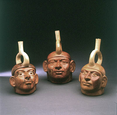 Descobertas Arqueológicas Moche, Complexo de Tumbas Intactas, Civilizações Pré-Incas no Peru, Sepulturas Não Saqueadas Moche, Riquezas Insondáveis da Civilização Mochica, Tesouros do Senhor de Sipán, Museus Especializados em Relíquias Antigas, Pirâmides Moche na Costa Norte do Peru, Rede de Aquedutos Moche, Técnicas de Metalurgia dos Moche, Artefatos Mochicanos, Pinturas e Murais Moche, Cultura e Crenças Moche, Arqueólogo Walter Alva, Descoberta Revolucionária em Huaca Rajada, Estruturas Cerimoniais Andinas, Linhas Cerimoniais Processionais Moche, Cosmologia Moche, Pirâmides de Tijolos de Barro em Huaca Rajada, Plataforma Cerimonial Moche, Mausoléus e Centros Sagrados Moche, Esconderijo de Cerâmica Moche, O Guardião de Huaca Rajada