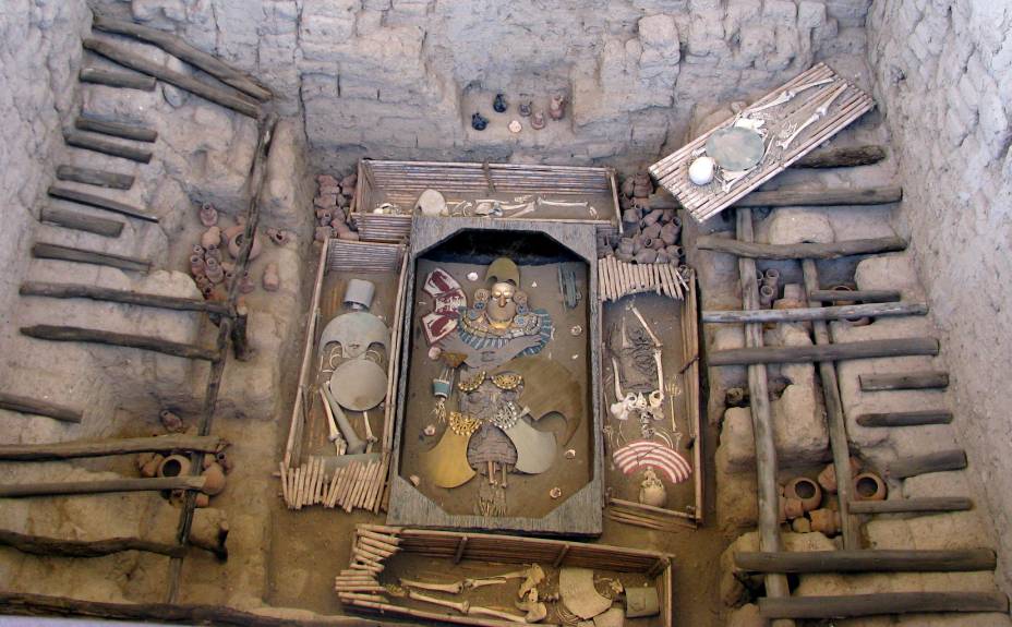 Descobertas Arqueológicas Moche, Complexo de Tumbas Intactas, Civilizações Pré-Incas no Peru, Sepulturas Não Saqueadas Moche, Riquezas Insondáveis da Civilização Mochica, Tesouros do Senhor de Sipán, Museus Especializados em Relíquias Antigas, Pirâmides Moche na Costa Norte do Peru, Rede de Aquedutos Moche, Técnicas de Metalurgia dos Moche, Artefatos Mochicanos, Pinturas e Murais Moche, Cultura e Crenças Moche, Arqueólogo Walter Alva, Descoberta Revolucionária em Huaca Rajada, Estruturas Cerimoniais Andinas, Linhas Cerimoniais Processionais Moche, Cosmologia Moche, Pirâmides de Tijolos de Barro em Huaca Rajada, Plataforma Cerimonial Moche, Mausoléus e Centros Sagrados Moche, Esconderijo de Cerâmica Moche, O Guardião de Huaca Rajada