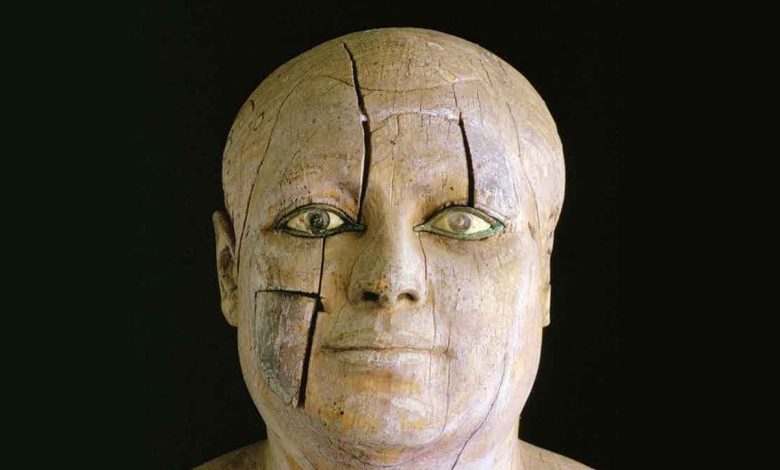 Estátua de Madeira do Padre Lector Kaaper, Escultura Egípcia da 5ª Dinastia, Arqueologia da Necrópole de Saqqara, Arqueologia do Antigo Egito, Escultura em Madeira do Império Antigo, Técnica de Escultura Egípcia, Arte e Cultura do Reino Antigo, Significado Simbólico das Estátuas Funerárias, Conservação de Artefatos Arqueológicos, Influência da IV Dinastia na Arte Egípcia, Técnicas de Escultura em Madeira, Descobertas de Auguste Mariette, Estilo "Verístico" na Escultura Egípcia, Realismo na Arte do Antigo Egito, Religião e Espiritualidade no Egito Antigo, Contexto Histórico da 5ª Dinastia, Importância da Necrópole de Saqqara, Vida Social no Antigo Egito, Papel dos Sacerdotes na Sociedade Egípcia, Materialidade na Escultura Antiga, Arte Funerária e Práticas Mortuárias, Reconstrução Histórica através de Artefatos, Museologia e Exposição de Artefatos Egípcios.
