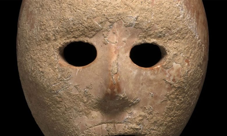 Máscaras de pedra neolíticas, Descoberta arqueológica na Judéia, Ronit Lupu, Omry Barzilai, Antiguidades da Judéia, Ritual funerário neolítico, Transição para agricultura ancestral, Arqueologia da Cisjordânia, Artefatos neolíticos, Sociedade pré-histórica de Israel, Controle social na pré-história, Evidências rituais-religiosas, Pátina superficial em artefatos, Autenticidade de máscaras de pedra, Descobertas arqueológicas recentes, Contexto arqueológico de máscaras, Pesquisa arqueológica na Judéia, Origens nebulosas de artefatos, Significado das máscaras neolíticas, Escavação científica de artefatos.