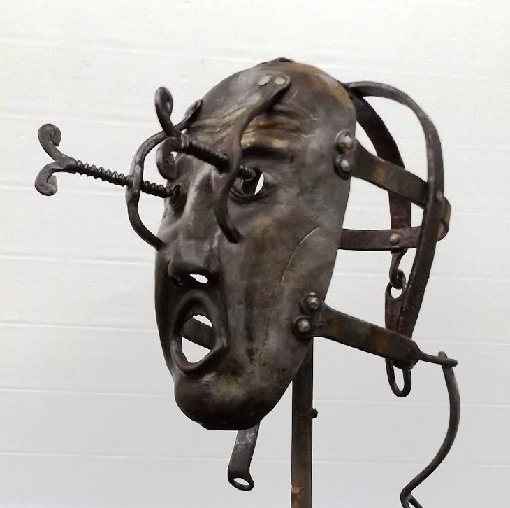 Tortura medieval, Freio de Scold, Branks, Máscaras de vergonha, Instrumentos de tortura, Punição pública, História jurídica, Justiça criminal, Mulheres na Idade Média, Crimes sociais, Freios de repreensão, Crueldade medieval, Punishment devices, Humilhação pública, Museu do Crime Medieval, Castigos medievais, Práticas punitivas, Sociedade medieval, Instrumentos de castigo, Cultura da punição.