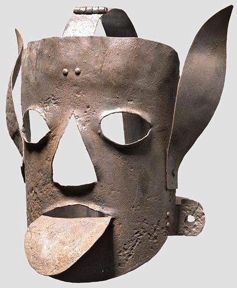 Tortura medieval, Freio de Scold, Branks, Máscaras de vergonha, Instrumentos de tortura, Punição pública, História jurídica, Justiça criminal, Mulheres na Idade Média, Crimes sociais, Freios de repreensão, Crueldade medieval, Punishment devices, Humilhação pública, Museu do Crime Medieval, Castigos medievais, Práticas punitivas, Sociedade medieval, Instrumentos de castigo, Cultura da punição.