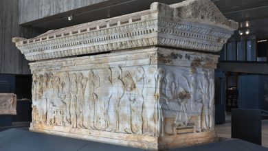 Sarcófago Polyxena, Canakkale, Momento Congelado no Tempo, Representação Artística, Filha de Príamo e Hécuba, Sacrifício e Angústia, Kızöldün Tumulus, Mitologia Grega, Papel Feminino na Mitologia, Guerra de Troia, Aquiles e Políxena, Pirro (Neoptolemos), Narrativa Mitológica, Ifigênia, Oferta de Sacrifício, Culminar da Guerra de Troia, Simbolismo Histórico, Representação Cultural, Interpretação Arqueológica, Preservação do Patrimônio Cultural.