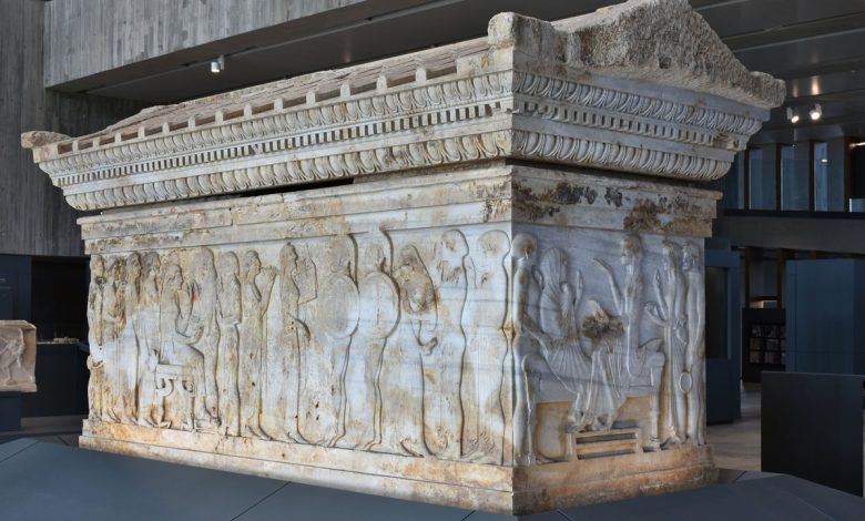 Sarcófago Polyxena, Canakkale, Momento Congelado no Tempo, Representação Artística, Filha de Príamo e Hécuba, Sacrifício e Angústia, Kızöldün Tumulus, Mitologia Grega, Papel Feminino na Mitologia, Guerra de Troia, Aquiles e Políxena, Pirro (Neoptolemos), Narrativa Mitológica, Ifigênia, Oferta de Sacrifício, Culminar da Guerra de Troia, Simbolismo Histórico, Representação Cultural, Interpretação Arqueológica, Preservação do Patrimônio Cultural.