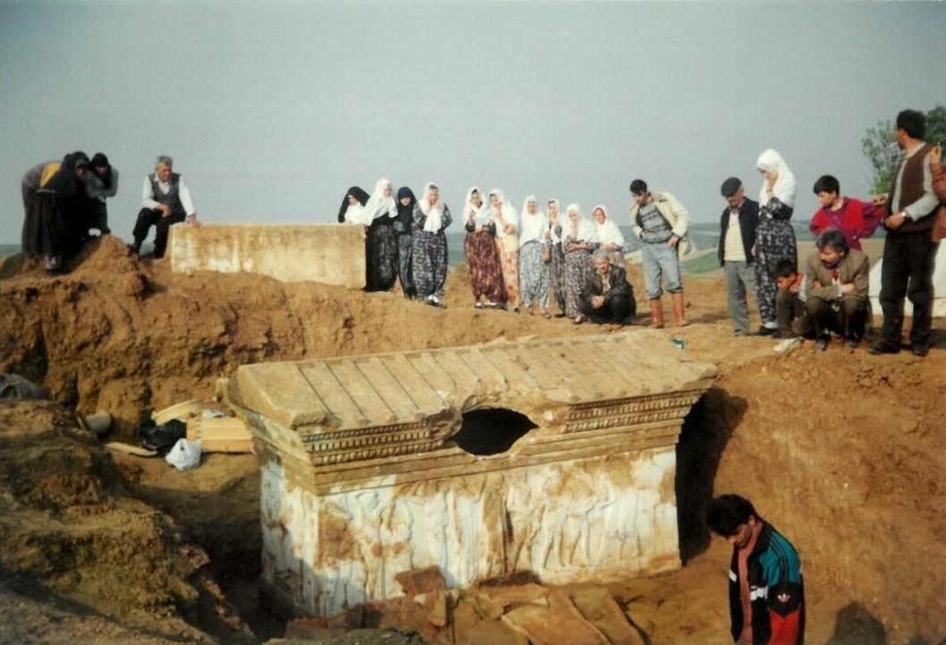 Sarcófago Polyxena, Canakkale, Momento Congelado no Tempo, Representação Artística, Filha de Príamo e Hécuba, Sacrifício e Angústia, Kızöldün Tumulus, Mitologia Grega, Papel Feminino na Mitologia, Guerra de Troia, Aquiles e Políxena, Pirro (Neoptolemos), Narrativa Mitológica, Ifigênia, Oferta de Sacrifício, Culminar da Guerra de Troia, Simbolismo Histórico, Representação Cultural, Interpretação Arqueológica, Preservação do Patrimônio Cultural.