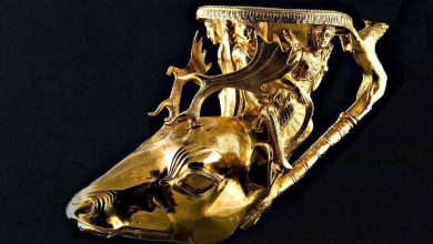 Descoberta do Tesouro de Panagyurishte, Artefatos em ouro maciço, Significado histórico do Tesouro de Panagyurishte, Civilização trácia na Bulgária, Rituais cerimoniais trácios, Simbolismo nos artefatos trácios, Mitologia retratada nos rítons, Importância cultural da descoberta, História da mina de argila de Panagyurishte, Legado arqueológico da Bulgária, Beleza dos artefatos trácios, Fascínio pela antiguidade trácia, Preservação do patrimônio histórico, Tesouro de Panagyurishte e sua relevância, Tesouro trácio como evidência histórica, Conexão entre arte e cultura na Bulgária antiga, Narrativa do Tesouro de Panagyurishte, Estudo dos rituais trácios, Descobertas arqueológicas na Europa Oriental, Tesouros antigos e sua interpretação.