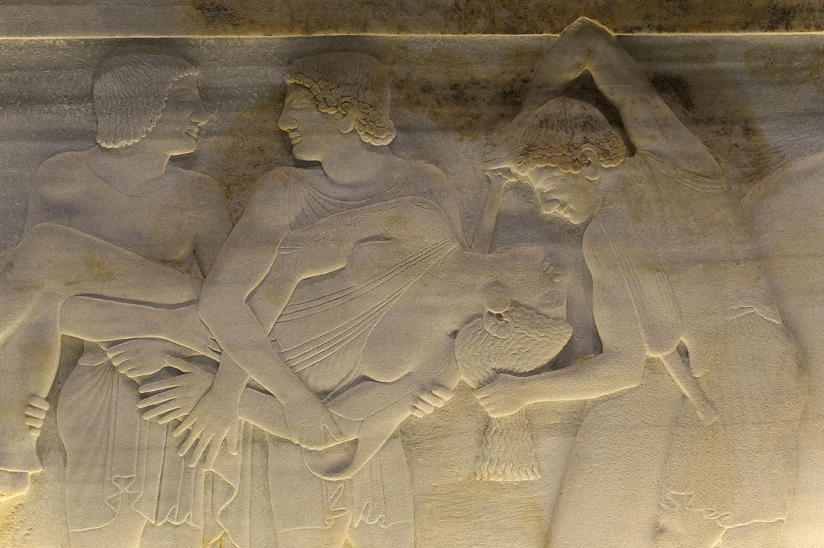 Sarcófago Polyxena, Canakkale, Momento Congelado no Tempo, Representação Artística, Filha de Príamo e Hécuba, Sacrifício e Angústia, Kızöldün Tumulus, Mitologia Grega, Papel Feminino na Mitologia, Guerra de Troia, Aquiles e Políxena, Pirro (Neoptolemos), Narrativa Mitológica, Ifigênia, Oferta de Sacrifício, Culminar da Guerra de Troia, Simbolismo Histórico, Representação Cultural, Interpretação Arqueológica, Preservação do Patrimônio Cultural.