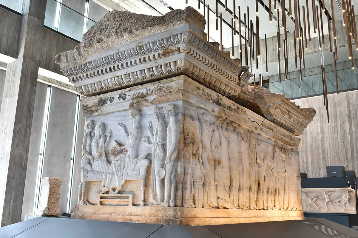 Sarcófago Polyxena, Canakkale, Momento Congelado no Tempo, Representação Artística, Filha de Príamo e Hécuba, Sacrifício e Angústia, Kızöldün Tumulus, Mitologia Grega, Papel Feminino na Mitologia, Guerra de Troia, Aquiles e Políxena, Pirro (Neoptolemos), Narrativa Mitológica, Ifigênia, Oferta de Sacrifício, Culminar da Guerra de Troia, Simbolismo Histórico, Representação Cultural, Interpretação Arqueológica, Preservação do Patrimônio Cultural.