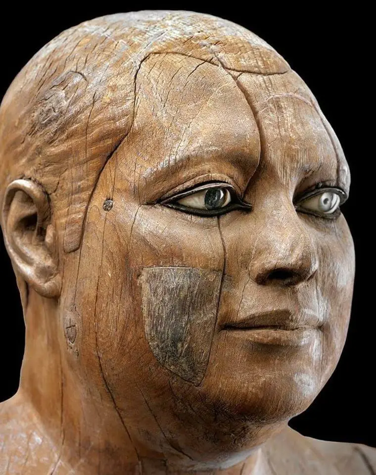 Estátua de Madeira do Padre Lector Kaaper, Escultura Egípcia da 5ª Dinastia, Arqueologia da Necrópole de Saqqara, Arqueologia do Antigo Egito, Escultura em Madeira do Império Antigo, Técnica de Escultura Egípcia, Arte e Cultura do Reino Antigo, Significado Simbólico das Estátuas Funerárias, Conservação de Artefatos Arqueológicos, Influência da IV Dinastia na Arte Egípcia, Técnicas de Escultura em Madeira, Descobertas de Auguste Mariette, Estilo "Verístico" na Escultura Egípcia, Realismo na Arte do Antigo Egito, Religião e Espiritualidade no Egito Antigo, Contexto Histórico da 5ª Dinastia, Importância da Necrópole de Saqqara, Vida Social no Antigo Egito, Papel dos Sacerdotes na Sociedade Egípcia, Materialidade na Escultura Antiga, Arte Funerária e Práticas Mortuárias, Reconstrução Histórica através de Artefatos, Museologia e Exposição de Artefatos Egípcios.