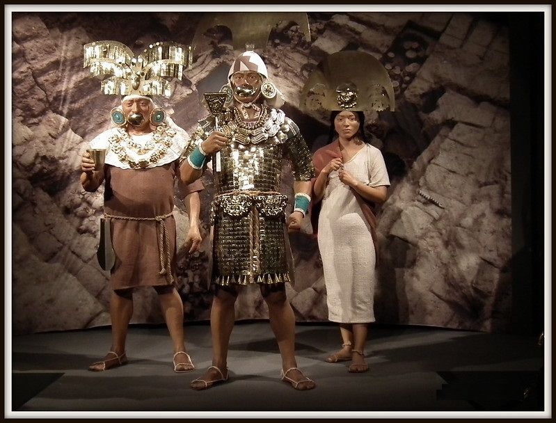Descobertas Arqueológicas Moche, Complexo de Tumbas Intactas, Civilizações Pré-Incas no Peru, Sepulturas Não Saqueadas Moche, Riquezas Insondáveis da Civilização Mochica, Tesouros do Senhor de Sipán, Museus Especializados em Relíquias Antigas, Pirâmides Moche na Costa Norte do Peru, Rede de Aquedutos Moche, Técnicas de Metalurgia dos Moche, Artefatos Mochicanos, Pinturas e Murais Moche, Cultura e Crenças Moche, Arqueólogo Walter Alva, Descoberta Revolucionária em Huaca Rajada, Estruturas Cerimoniais Andinas, Linhas Cerimoniais Processionais Moche, Cosmologia Moche, Pirâmides de Tijolos de Barro em Huaca Rajada, Plataforma Cerimonial Moche, Mausoléus e Centros Sagrados Moche, Esconderijo de Cerâmica Moche, O Guardião de Huaca Rajada
