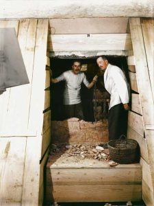 Câmara funerária de Tutancâmon, Fotos remasterizadas em cores de Tutancâmon, Descoberta da tumba de Tutancâmon, Arqueologia egípcia em cores, Howard Carter e a tumba de Tutancâmon, Escavações no Vale dos Reis, Relíquias de Tutancâmon em cores, Exploração da tumba de Tutancâmon, Descobertas arqueológicas em cores, Artefatos de Tutancâmon restaurados, Detalhes da tumba de Tutancâmon, História de Tutancâmon em imagens, Tecnologia de remasterização em arqueologia, Preservação digital de relíquias egípcias, Tutancâmon e seus tesouros em cores, Expedição de Howard Carter em fotos, Revelações arqueológicas em cores, Antiguidades egípcias restauradas, Tutancâmon reimaginado em fotografias, Explorando a câmara funerária de Tutancâmon em detalhes