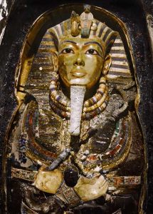 Câmara funerária de Tutancâmon, Fotos remasterizadas em cores de Tutancâmon, Descoberta da tumba de Tutancâmon, Arqueologia egípcia em cores, Howard Carter e a tumba de Tutancâmon, Escavações no Vale dos Reis, Relíquias de Tutancâmon em cores, Exploração da tumba de Tutancâmon, Descobertas arqueológicas em cores, Artefatos de Tutancâmon restaurados, Detalhes da tumba de Tutancâmon, História de Tutancâmon em imagens, Tecnologia de remasterização em arqueologia, Preservação digital de relíquias egípcias, Tutancâmon e seus tesouros em cores, Expedição de Howard Carter em fotos, Revelações arqueológicas em cores, Antiguidades egípcias restauradas, Tutancâmon reimaginado em fotografias, Explorando a câmara funerária de Tutancâmon em detalhes