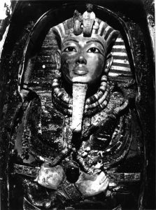 Câmara funerária de Tutancâmon, Fotos remasterizadas em cores de Tutancâmon, Descoberta da tumba de Tutancâmon, Arqueologia egípcia em cores, Howard Carter e a tumba de Tutancâmon, Escavações no Vale dos Reis, Relíquias de Tutancâmon em cores, Exploração da tumba de Tutancâmon, Descobertas arqueológicas em cores, Artefatos de Tutancâmon restaurados, Detalhes da tumba de Tutancâmon, História de Tutancâmon em imagens, Tecnologia de remasterização em arqueologia, Preservação digital de relíquias egípcias, Tutancâmon e seus tesouros em cores, Expedição de Howard Carter em fotos, Revelações arqueológicas em cores, Antiguidades egípcias restauradas, Tutancâmon reimaginado em fotografias, Explorando a câmara funerária de Tutancâmon em detalhes