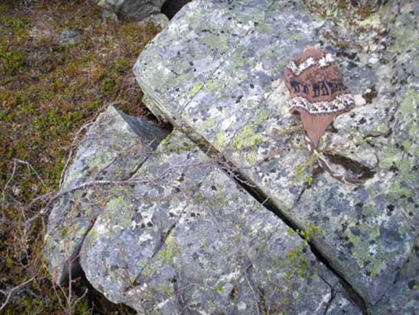 Oásis Tayma e Sua História Antiga, Comércio Antigo na Península Arábica, Nabonido e a Babilônia Antiga, Arte Rupestre de 4.000 Anos em Tayma, Falhas Geológicas e Atividade de Articulação, Ventifactos e Erosão no Deserto da Arábia, Esculturas Naturais em Arenito e Calcário, Ventifactos do Deserto Branco do Egito, Arte Rupestre de Animais Antigos, Formações Naturais e Processos de Erosão, Hipóteses de Formação da Fenda em Al Naslaa, Explorando Juntas e Fraturas em Rochas, Clima e Processos Geológicos, Fissuras Naturais e Artefatos Humanos, Laser na Natureza ou Artefato Humano?, Mistérios das Formações Geológicas, Natural vs. Artificial: Decifrando a Verdade, Interpretações da Arte Rupestre Antiga, Desconstruindo Teorias Extraordinárias, Respeitando a Complexidade da Natureza.