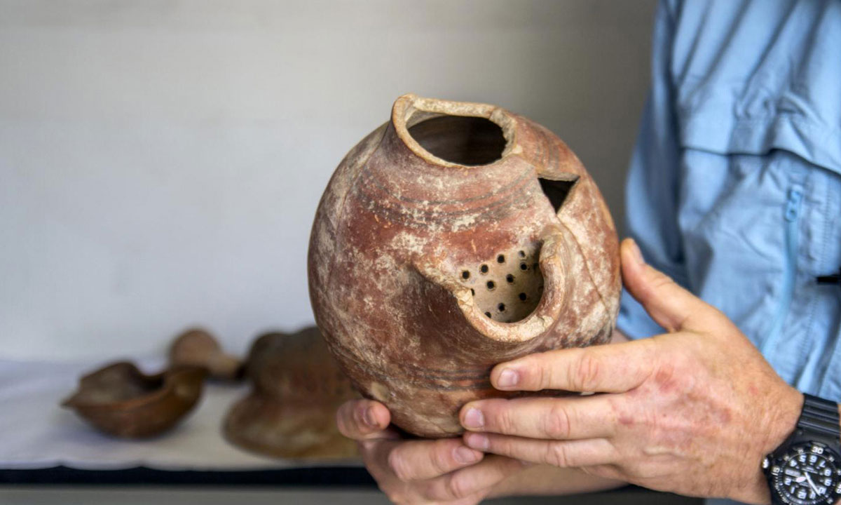 Bebidas Alcoólicas na Pré-História, Fermentação e Civilizações Antigas, Arqueologia e Cultura do Álcool, Evolução da Produção de Cerveja, Achados Arqueológicos em Cerâmica, Rituais e Festas na Antiguidade, Bebidas Fermentadas em Diferentes Culturas, Impacto da Cerveja na História Humana, Tecnologia Antiga de Produção de Bebidas, Cerveja e Desenvolvimento da Agricultura, Bebidas Alcoólicas como Patrimônio Cultural, Análises Químicas em Artefatos Antigos, Arqueologia Experimental em Produção de Cerveja, Mitos e Lendas sobre a Origem da Cerveja, Significado Social da Cerveja na Antiguidade, Marcadores Arqueológicos de Consumo de Álcool, Rastros de Bebidas Alcoólicas em Sítios Arqueológicos, Artefatos de Armazenamento de Bebidas na História, Uso de Plantas e Grãos na Fabricação de Cerveja Antiga, Variedade de Estilos de Cerveja ao Longo do Tempo.
