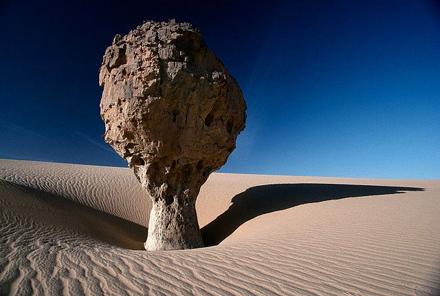 Oásis Tayma e Sua História Antiga, Comércio Antigo na Península Arábica, Nabonido e a Babilônia Antiga, Arte Rupestre de 4.000 Anos em Tayma, Falhas Geológicas e Atividade de Articulação, Ventifactos e Erosão no Deserto da Arábia, Esculturas Naturais em Arenito e Calcário, Ventifactos do Deserto Branco do Egito, Arte Rupestre de Animais Antigos, Formações Naturais e Processos de Erosão, Hipóteses de Formação da Fenda em Al Naslaa, Explorando Juntas e Fraturas em Rochas, Clima e Processos Geológicos, Fissuras Naturais e Artefatos Humanos, Laser na Natureza ou Artefato Humano?, Mistérios das Formações Geológicas, Natural vs. Artificial: Decifrando a Verdade, Interpretações da Arte Rupestre Antiga, Desconstruindo Teorias Extraordinárias, Respeitando a Complexidade da Natureza.
