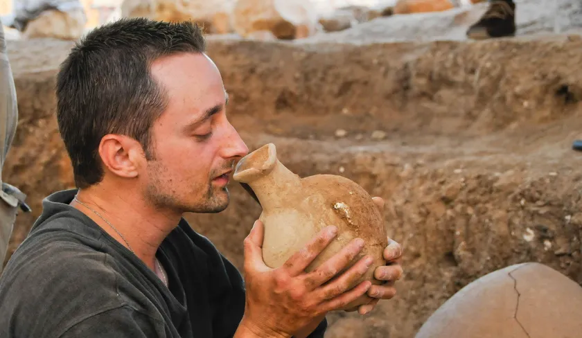 Bebidas Alcoólicas na Pré-História, Fermentação e Civilizações Antigas, Arqueologia e Cultura do Álcool, Evolução da Produção de Cerveja, Achados Arqueológicos em Cerâmica, Rituais e Festas na Antiguidade, Bebidas Fermentadas em Diferentes Culturas, Impacto da Cerveja na História Humana, Tecnologia Antiga de Produção de Bebidas, Cerveja e Desenvolvimento da Agricultura, Bebidas Alcoólicas como Patrimônio Cultural, Análises Químicas em Artefatos Antigos, Arqueologia Experimental em Produção de Cerveja, Mitos e Lendas sobre a Origem da Cerveja, Significado Social da Cerveja na Antiguidade, Marcadores Arqueológicos de Consumo de Álcool, Rastros de Bebidas Alcoólicas em Sítios Arqueológicos, Artefatos de Armazenamento de Bebidas na História, Uso de Plantas e Grãos na Fabricação de Cerveja Antiga, Variedade de Estilos de Cerveja ao Longo do Tempo.