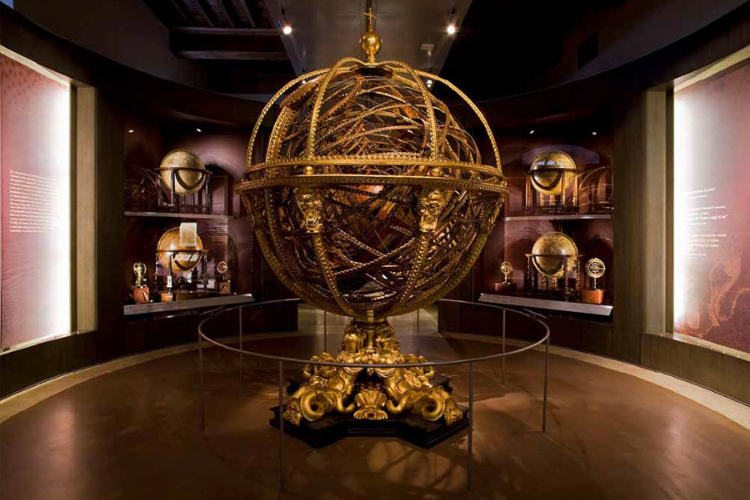 História da Ciência, Museu Galileu, Astronomia, Renascimento, Heresia, Igreja Católica, Controvérsia, Restos Mortais, Instrumentos Científicos, Florença, Santa Croce, Ciência do Século XVII, Relíquias Sagradas, Conflito Religião-Ciência, Legado Científico.