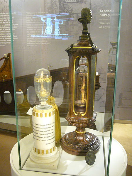 História da Ciência, Museu Galileu, Astronomia, Renascimento, Heresia, Igreja Católica, Controvérsia, Restos Mortais, Instrumentos Científicos, Florença, Santa Croce, Ciência do Século XVII, Relíquias Sagradas, Conflito Religião-Ciência, Legado Científico.