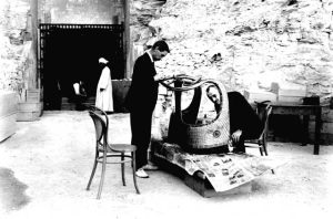 Câmara funerária de Tutancâmon, Fotos remasterizadas em cores de Tutancâmon, Descoberta da tumba de Tutancâmon, Arqueologia egípcia em cores, Howard Carter e a tumba de Tutancâmon, Escavações no Vale dos Reis, Relíquias de Tutancâmon em cores, Exploração da tumba de Tutancâmon, Descobertas arqueológicas em cores, Artefatos de Tutancâmon restaurados, Detalhes da tumba de Tutancâmon, História de Tutancâmon em imagens, Tecnologia de remasterização em arqueologia, Preservação digital de relíquias egípcias, Tutancâmon e seus tesouros em cores, Expedição de Howard Carter em fotos, Revelações arqueológicas em cores, Antiguidades egípcias restauradas, Tutancâmon reimaginado em fotografias, Explorando a câmara funerária de Tutancâmon em detalhes