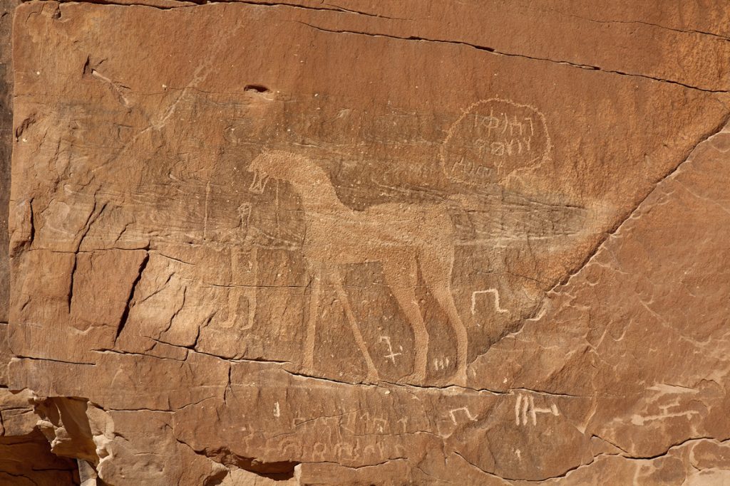 Oásis Tayma e Sua História Antiga, Comércio Antigo na Península Arábica, Nabonido e a Babilônia Antiga, Arte Rupestre de 4.000 Anos em Tayma, Falhas Geológicas e Atividade de Articulação, Ventifactos e Erosão no Deserto da Arábia, Esculturas Naturais em Arenito e Calcário, Ventifactos do Deserto Branco do Egito, Arte Rupestre de Animais Antigos, Formações Naturais e Processos de Erosão, Hipóteses de Formação da Fenda em Al Naslaa, Explorando Juntas e Fraturas em Rochas, Clima e Processos Geológicos, Fissuras Naturais e Artefatos Humanos, Laser na Natureza ou Artefato Humano?, Mistérios das Formações Geológicas, Natural vs. Artificial: Decifrando a Verdade, Interpretações da Arte Rupestre Antiga, Desconstruindo Teorias Extraordinárias, Respeitando a Complexidade da Natureza.