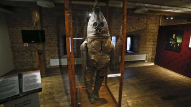 Wanha Herra história traje mergulho, Tecnologia século XVIII mergulho, Mergulho trajes antigos finlandeses, Museu Raahe raridades finlandesas, Origens traje mergulho Wanha Herra, Traje mergulho couro século XVIII, Desenvolvimento tecnologia mergulho, Materiais trajes mergulho históricos, Exposições Wanha Herra pelo mundo, Experimentos mergulho réplica traje, Funcionalidades traje mergulho antigo, História marítima finlandesa, Tecnologia mergulho séculos passados, Conservação trajes históricos, Réplica Wanha Herra museu Raahe, Limitações mergulho trajes antigos, Mergulho com trajes históricos, Wanha Herra e sua cópia moderna, Tecnologia de mergulho século XVIII, Mergulho experiências traje histórico, Funcionalidades réplica traje mergulho, Representatividade museu Raahe, Wanha Herra e a história do mergulho