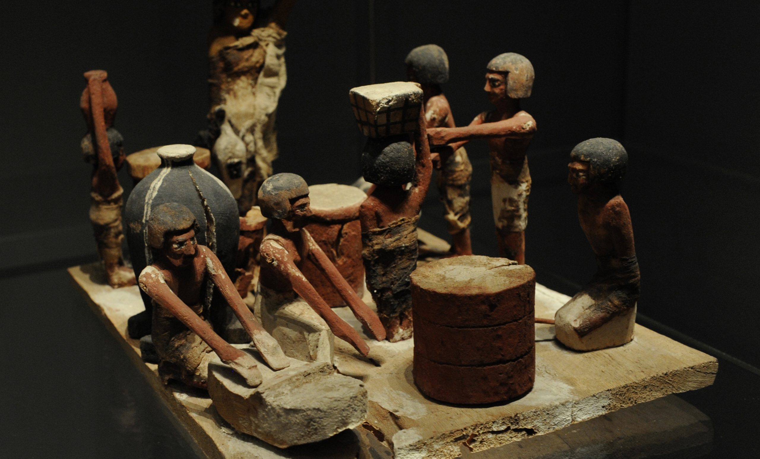 Bebidas Alcoólicas na Pré-História, Fermentação e Civilizações Antigas, Arqueologia e Cultura do Álcool, Evolução da Produção de Cerveja, Achados Arqueológicos em Cerâmica, Rituais e Festas na Antiguidade, Bebidas Fermentadas em Diferentes Culturas, Impacto da Cerveja na História Humana, Tecnologia Antiga de Produção de Bebidas, Cerveja e Desenvolvimento da Agricultura, Bebidas Alcoólicas como Patrimônio Cultural, Análises Químicas em Artefatos Antigos, Arqueologia Experimental em Produção de Cerveja, Mitos e Lendas sobre a Origem da Cerveja, Significado Social da Cerveja na Antiguidade, Marcadores Arqueológicos de Consumo de Álcool, Rastros de Bebidas Alcoólicas em Sítios Arqueológicos, Artefatos de Armazenamento de Bebidas na História, Uso de Plantas e Grãos na Fabricação de Cerveja Antiga, Variedade de Estilos de Cerveja ao Longo do Tempo.
